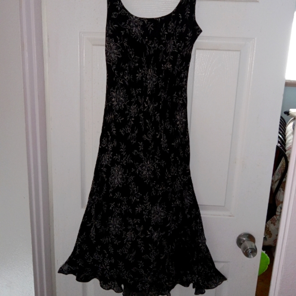Ann Taylor Sleeveless Silk Dress with Ruffled Botton, Black and White, Size 6